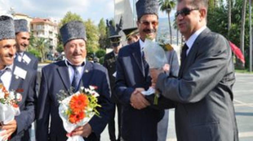 Kaymakam Hulusi Doğan, gazilere yemek verip &ccedil;i&ccedil;ek dağıttı