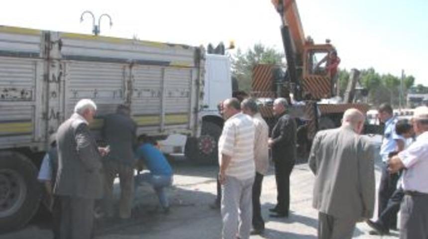 Yozgat&rsquo;ta otomobil kamyona arkadan &ccedil;arptı: 1'i ağır, 4 yaralı