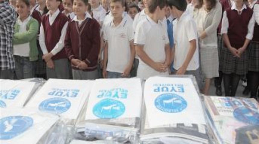 Ey&uuml;p&rsquo;te &ouml;ğrencilere kırtasiye yardımı