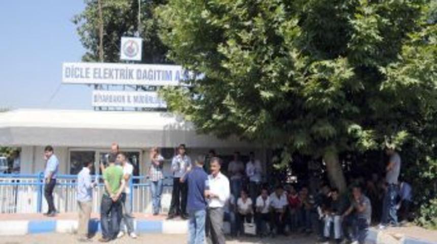 İşten &ccedil;ıkarılan iş&ccedil;iler, DEDAŞ &ouml;n&uuml;nde eylem yaptı