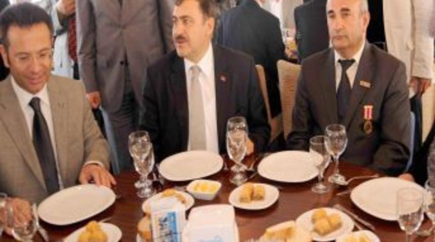 Bakan Eroğlu şehit aileleri ve gazilerle gemide yemek yedi