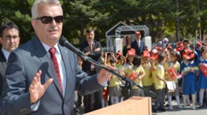 &Ccedil;ankırı Valisi &Ouml;zcan, &ouml;ğrencilere cep telefonu numarasını verdi