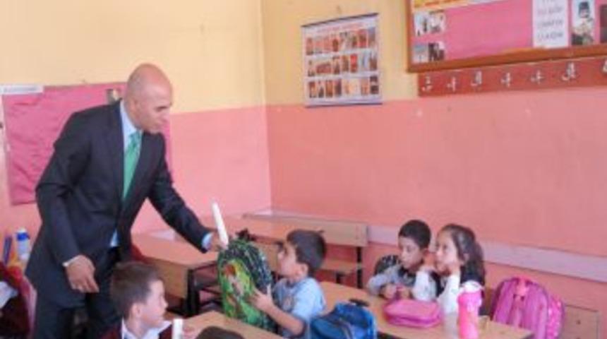 Başkan Korkut, okulun ilk g&uuml;n&uuml;nde &ouml;ğrencilere &ccedil;anta dağıttı