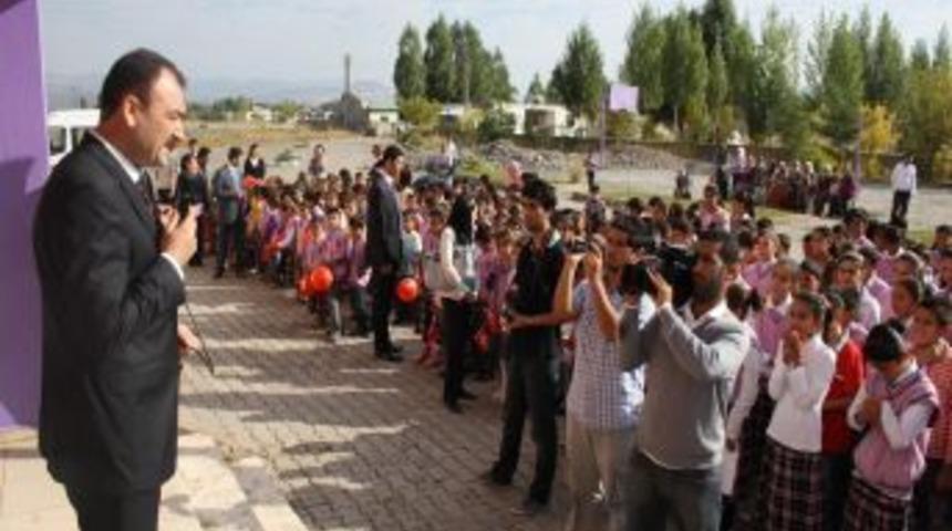 Ağrı'da ilk ders zili &ccedil;aldı, 24 bin 500 &ouml;ğrenci ders başı yaptı