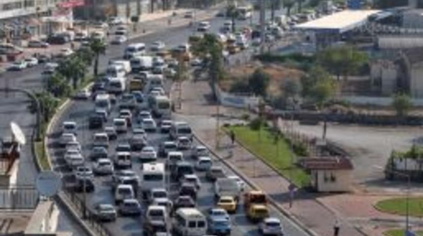 Antalya'da 400 bin &ouml;ğrenci ders başı yaptı, ulaşım fel&ccedil; oldu