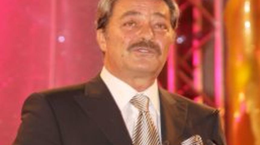 Kadir İnanır&rsquo;ın omuzundaki hamam b&ouml;ceği espri konusu oldu