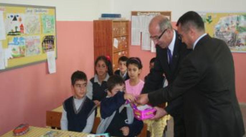 T&uuml;rk Eğitim-Sen y&ouml;neticilerinden &ouml;ğrencilere &ccedil;ikolata ikramı