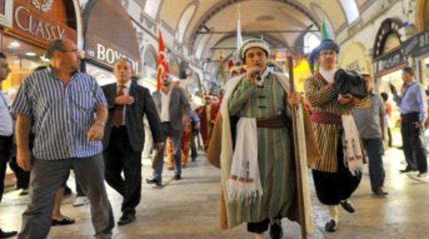 Ahiler 'Şed' kuşanıp mehter eşliğinde y&uuml;r&uuml;d&uuml;