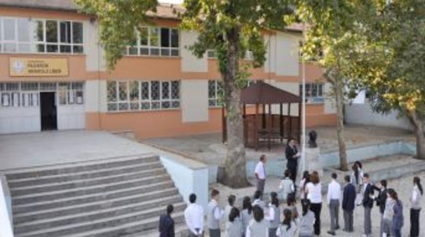 Pazarcık'ta okullar sıkıntılarla başladı