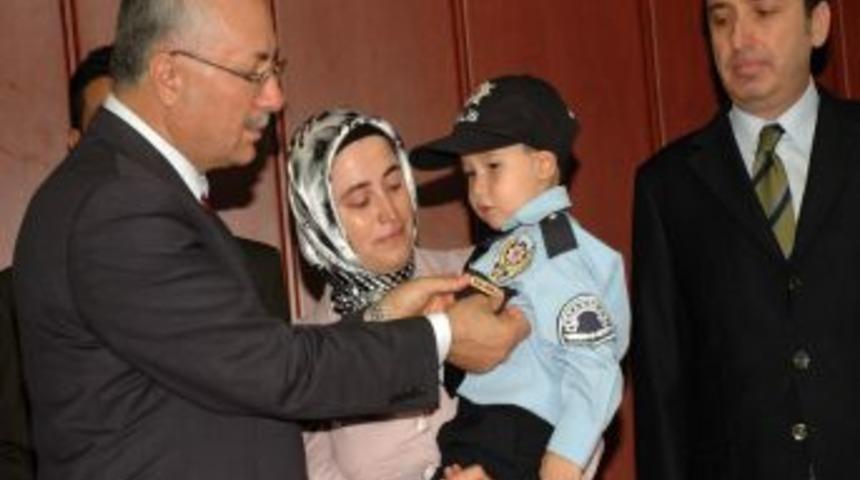 Manisa'da, 23 şehit yakını ve gaziye Devlet &Ouml;v&uuml;n&ccedil; Madalyası ve berat verildi