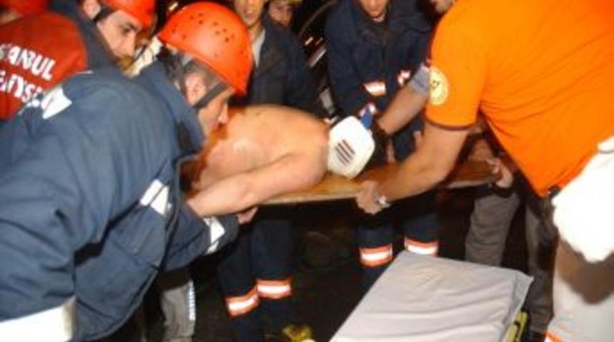 Sıkıştığı otomobilde boğulma ve yanma tehlikesi ge&ccedil;irdi