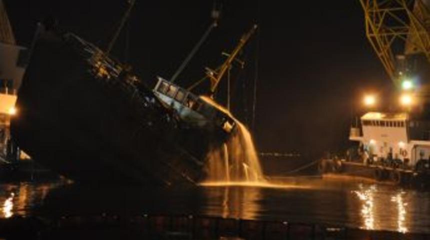 İzmir'de batan yolcu vapuru &ccedil;ıkarılıyor