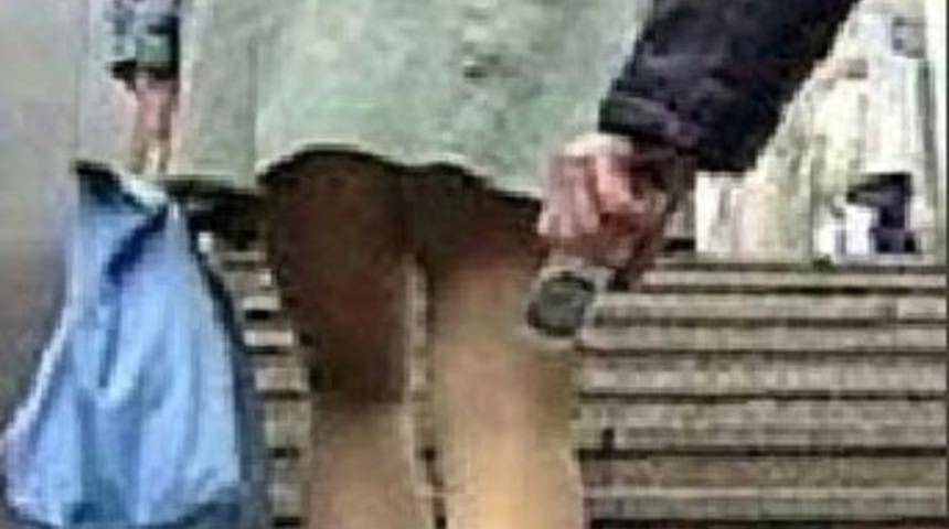 AVM'de etek altı sapığına su&ccedil;&uuml;st&uuml;