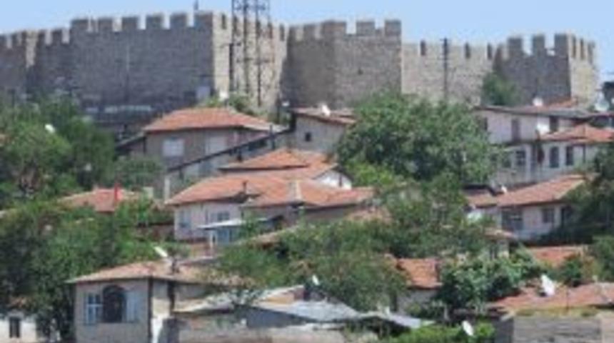 Ankara Kalesi&rsquo;nin &ouml;n&uuml;ndeki siren kulesi kaldırıldı