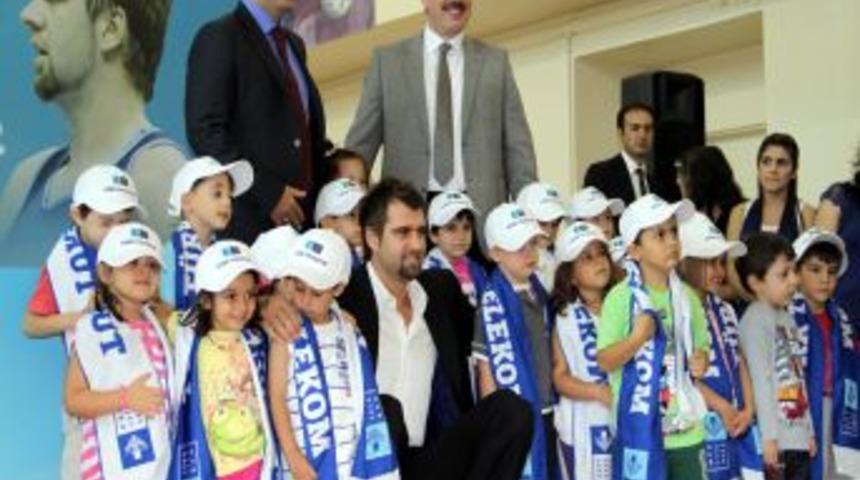 Mehmet Okur Türk Telekom’a resmi imzayı attı