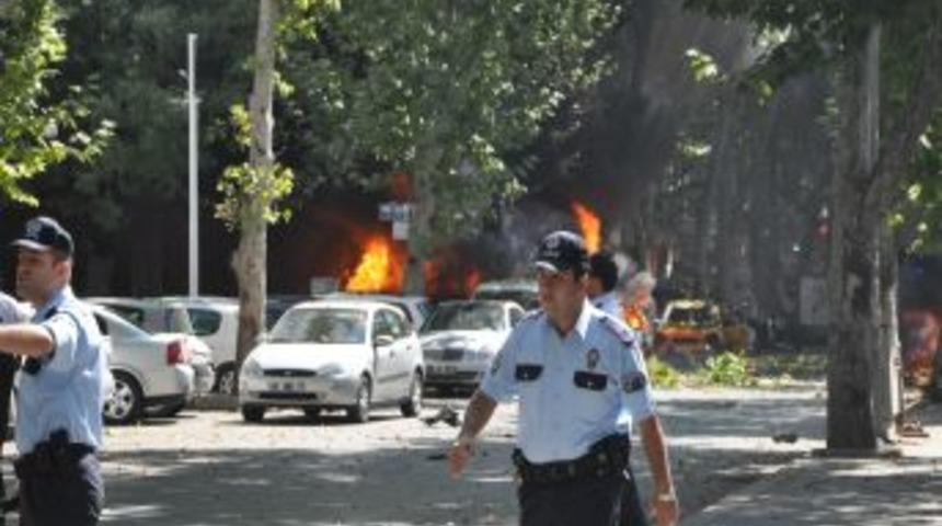 Ankara&rsquo;daki patlamada ara&ccedil;lar yandı