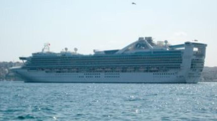 Limanda yer kalmayınca dev gemi boğaza demirledi