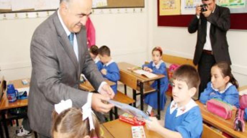 Başkan &ouml;ğretmenlere g&uuml;l dağıttı