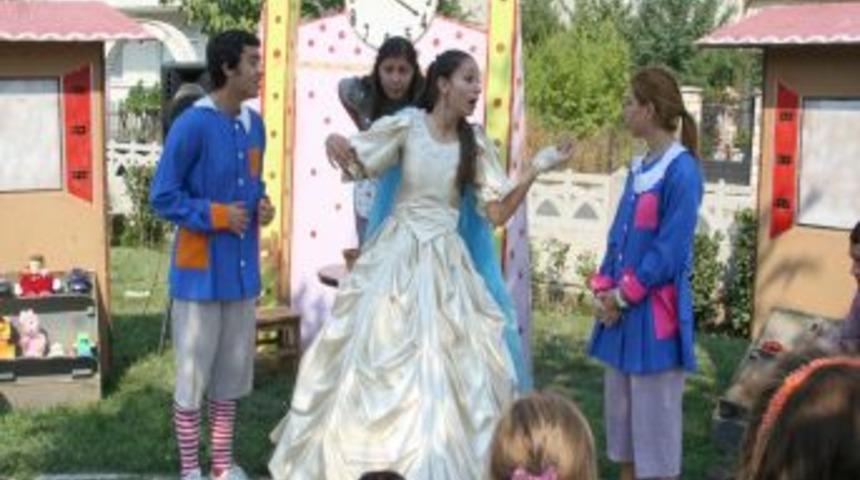 Sokak tiyatrosu &ccedil;ocuklarla buluştu