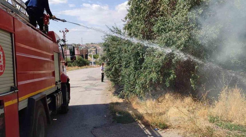 Van&rsquo;da bah&ccedil;edeki yangın s&ouml;nd&uuml;r&uuml;ld&uuml;