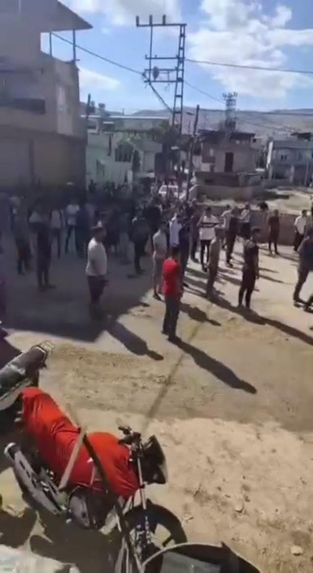 Kaçak elektriğe müdahaleye giden ekiplere karşı koyan şahıslar mahallenin yolunu kapattı 1