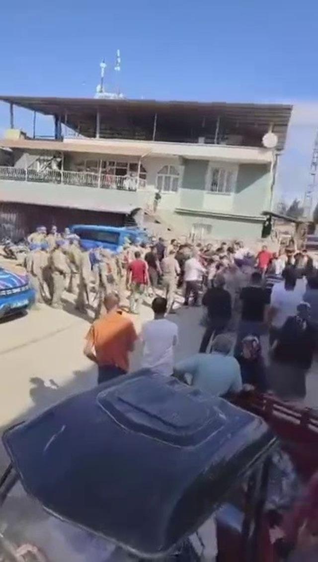 Kaçak elektriğe müdahaleye giden ekiplere karşı koyan şahıslar mahallenin yolunu kapattı 2