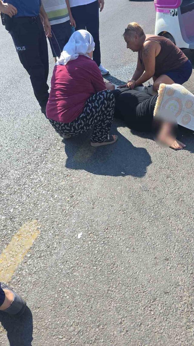 Antalya&rsquo;da hafif ticari ara&ccedil;la &ccedil;arpışan 3 tekerlekli motosikletin s&uuml;r&uuml;c&uuml;s&uuml; yaralandı 2