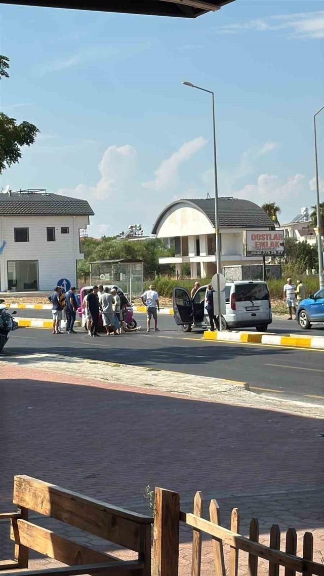 Antalya&rsquo;da hafif ticari ara&ccedil;la &ccedil;arpışan 3 tekerlekli motosikletin s&uuml;r&uuml;c&uuml;s&uuml; yaralandı 1