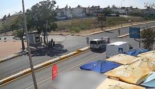 Antalya&rsquo;da hafif ticari ara&ccedil;la &ccedil;arpışan 3 tekerlekli motosikletin s&uuml;r&uuml;c&uuml;s&uuml; yaralandı