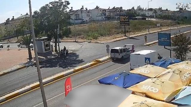 Antalya’da hafif ticari araçla çarpışan 3 tekerlekli motosikletin sürücüsü yaralandı