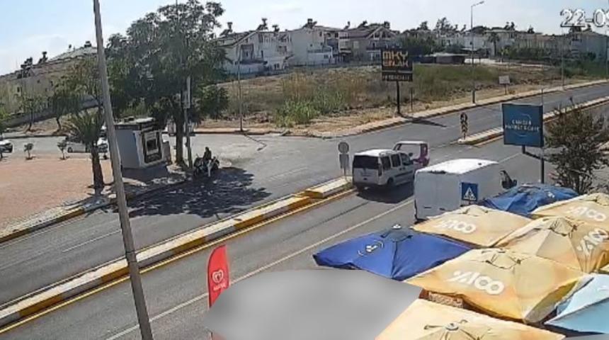 Antalya&rsquo;da hafif ticari ara&ccedil;la &ccedil;arpışan 3 tekerlekli motosikletin s&uuml;r&uuml;c&uuml;s&uuml; yaralandı