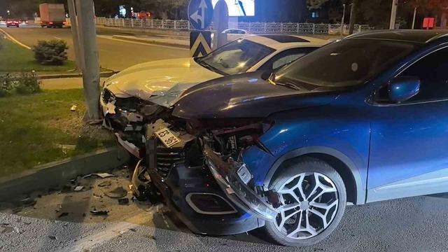 Erzurum&rsquo;da kavşakta otomobiller &ccedil;arpıştı: 2 yaralı 3