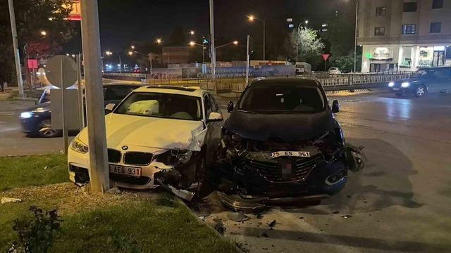 Erzurum&rsquo;da kavşakta otomobiller &ccedil;arpıştı: 2 yaralı 1
