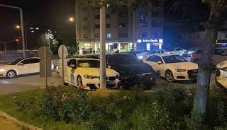 Erzurum&rsquo;da kavşakta otomobiller &ccedil;arpıştı: 2 yaralı