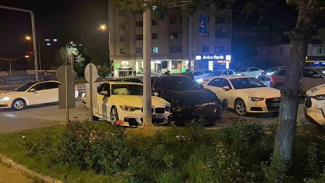 Erzurum’da kavşakta otomobiller çarpıştı: 2 yaralı