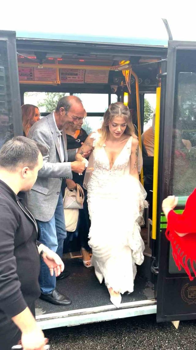 Rize&rsquo;de gelin damat şehir i&ccedil;i minib&uuml;sle d&uuml;ğ&uuml;n salonuna gitti 1