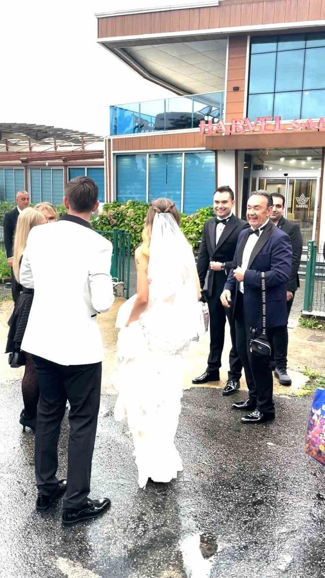 Rize&rsquo;de gelin damat şehir i&ccedil;i minib&uuml;sle d&uuml;ğ&uuml;n salonuna gitti 2