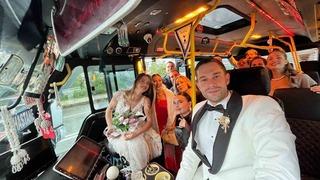 Rize’de gelin damat şehir içi minibüsle düğün salonuna gitti