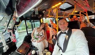 Rize&rsquo;de gelin damat şehir i&ccedil;i minib&uuml;sle d&uuml;ğ&uuml;n salonuna gitti