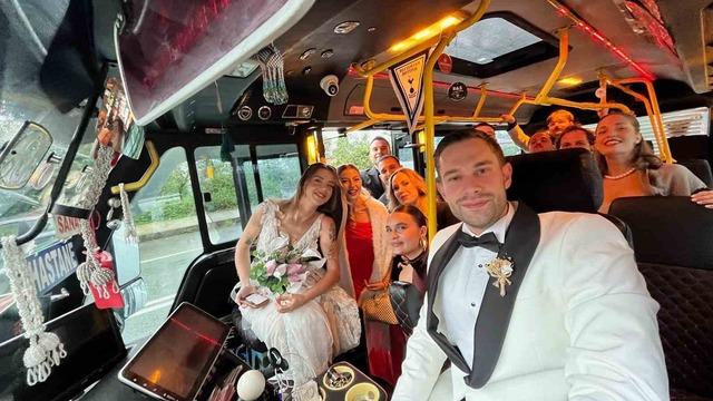 Rize’de gelin damat şehir içi minibüsle düğün salonuna gitti