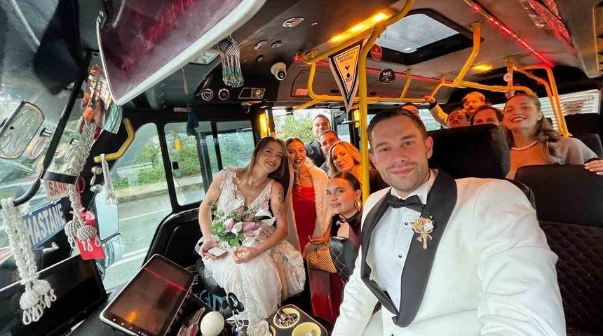 Rize&rsquo;de gelin damat şehir i&ccedil;i minib&uuml;sle d&uuml;ğ&uuml;n salonuna gitti