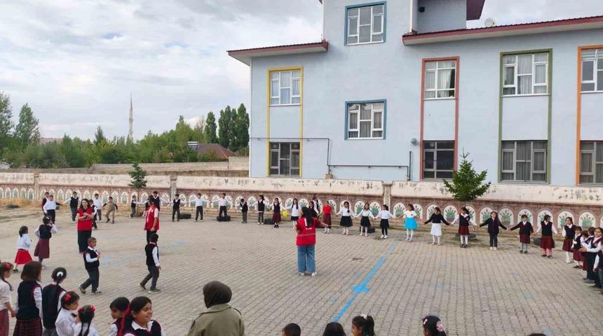 Patnos&rsquo;ta Kızılay g&ouml;n&uuml;ll&uuml;leri &ouml;ğrencilerle bir araya geldi