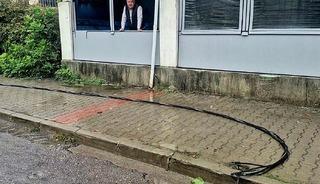 Fırtınada kopan elektrik telleri ekipleri seferber etti