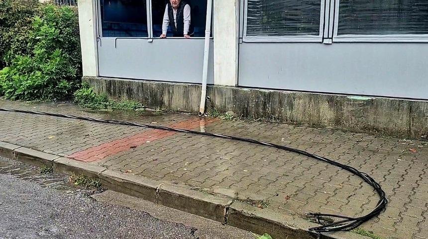 Fırtınada kopan elektrik telleri ekipleri seferber etti