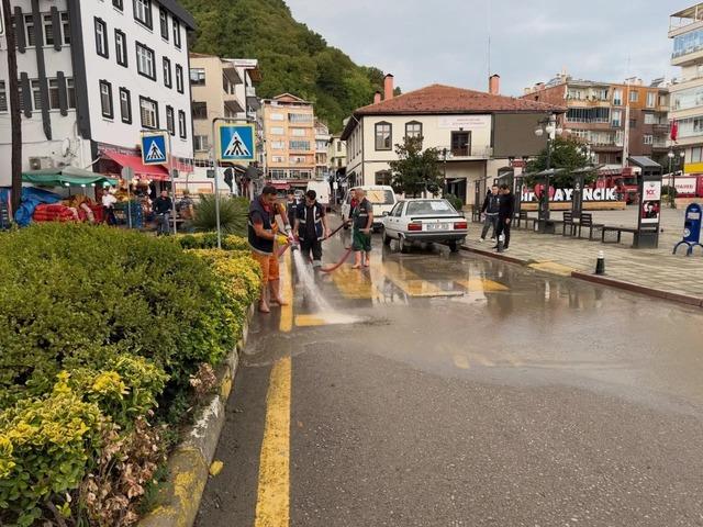 Ayancık&rsquo;ta yoğun yağış sonrası temizlik &ccedil;alışması 1