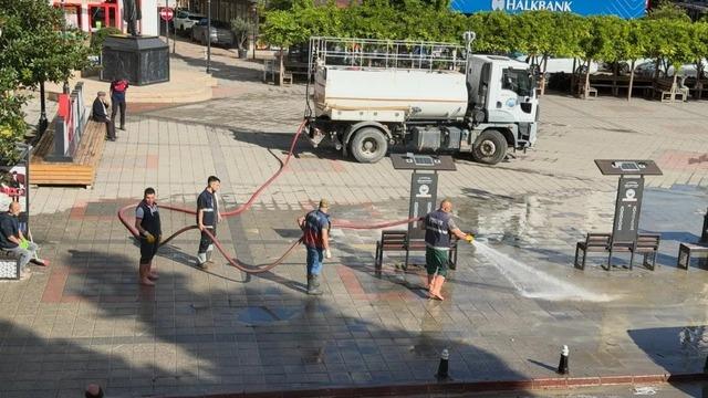 Ayancık&rsquo;ta yoğun yağış sonrası temizlik &ccedil;alışması 2