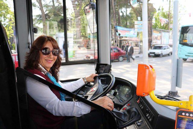 Kadın otobüs şoförü fenalaşan yolcuyu hastaneye yetiştirdi