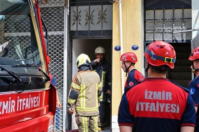İzmir&rsquo;de korkutan ev yangını: 1&rsquo;i &ccedil;ocuk 2 kişi dumandan etkilendi 5