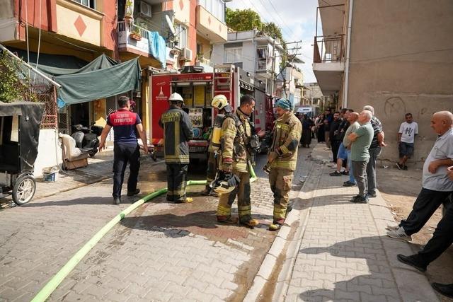 İzmir&rsquo;de korkutan ev yangını: 1&rsquo;i &ccedil;ocuk 2 kişi dumandan etkilendi 3