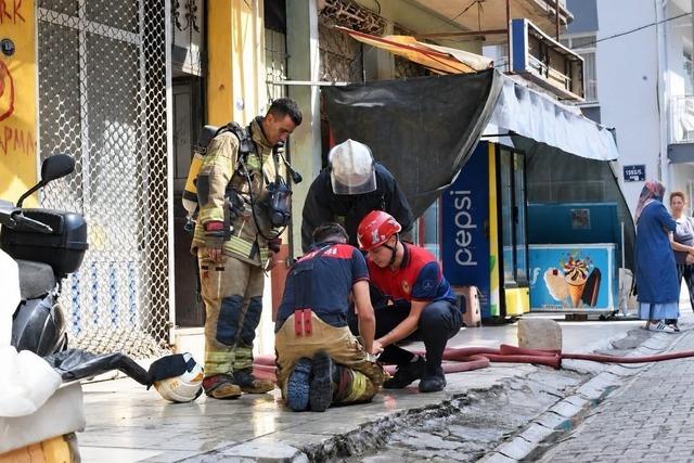 İzmir&rsquo;de korkutan ev yangını: 1&rsquo;i &ccedil;ocuk 2 kişi dumandan etkilendi 2